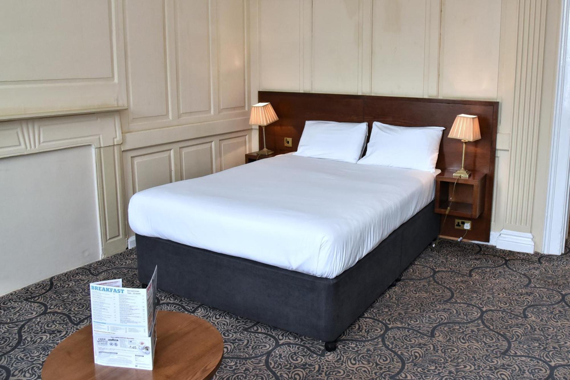 The Castle Hotel Wetherspoon รูธิน ภายนอก รูปภาพ