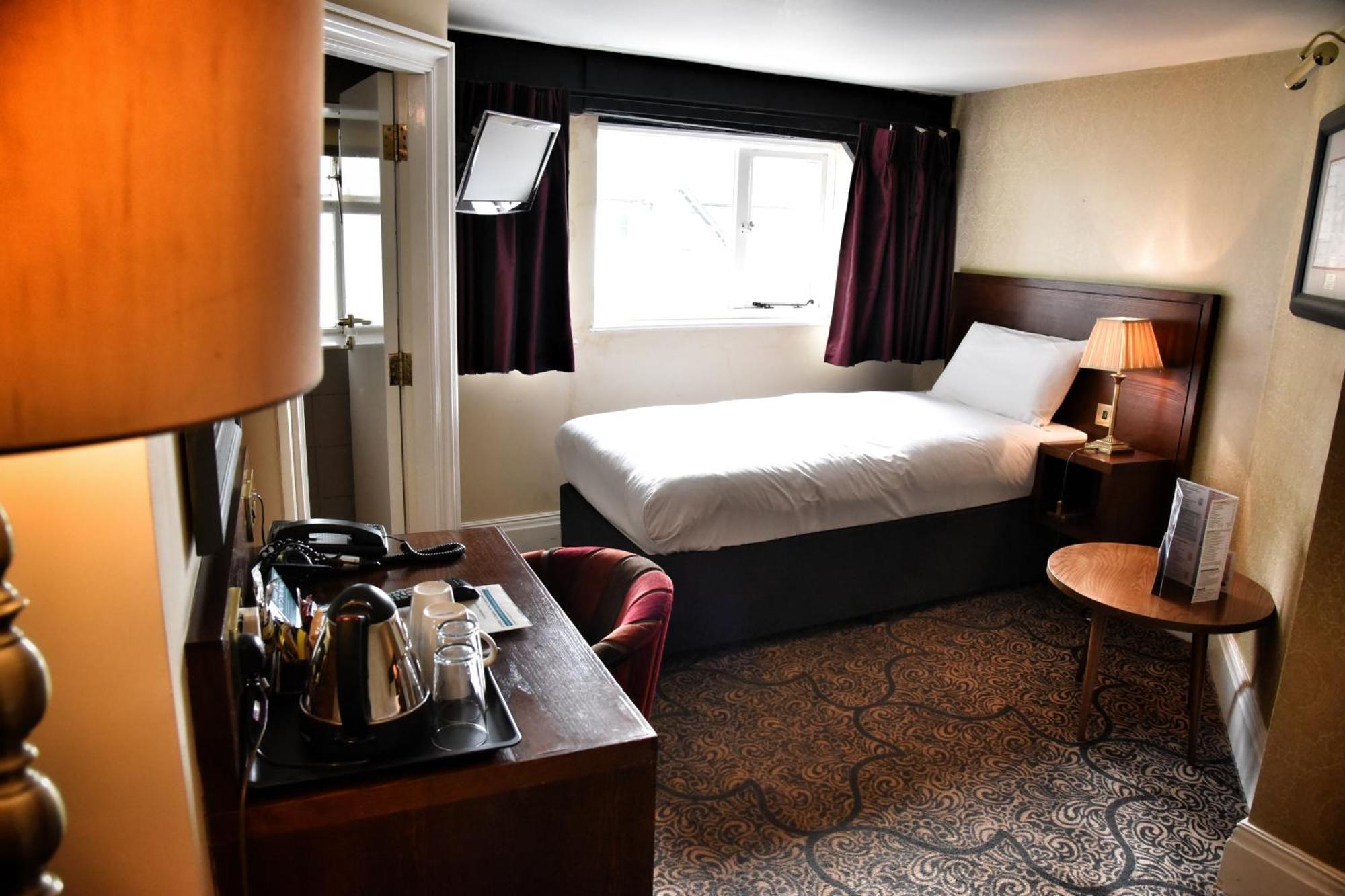 The Castle Hotel Wetherspoon รูธิน ภายนอก รูปภาพ