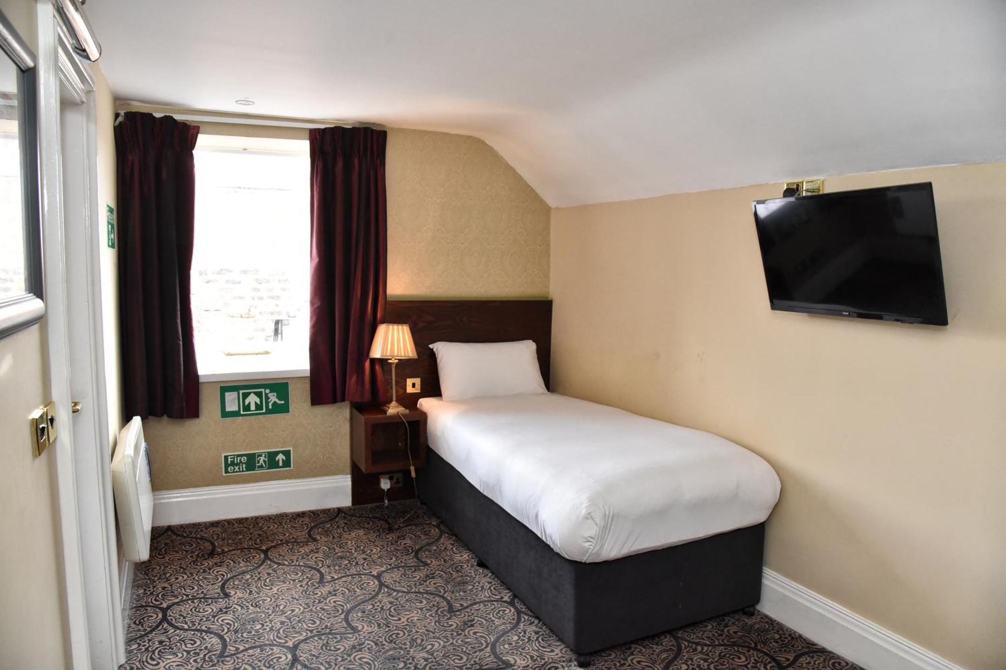 The Castle Hotel Wetherspoon รูธิน ภายนอก รูปภาพ