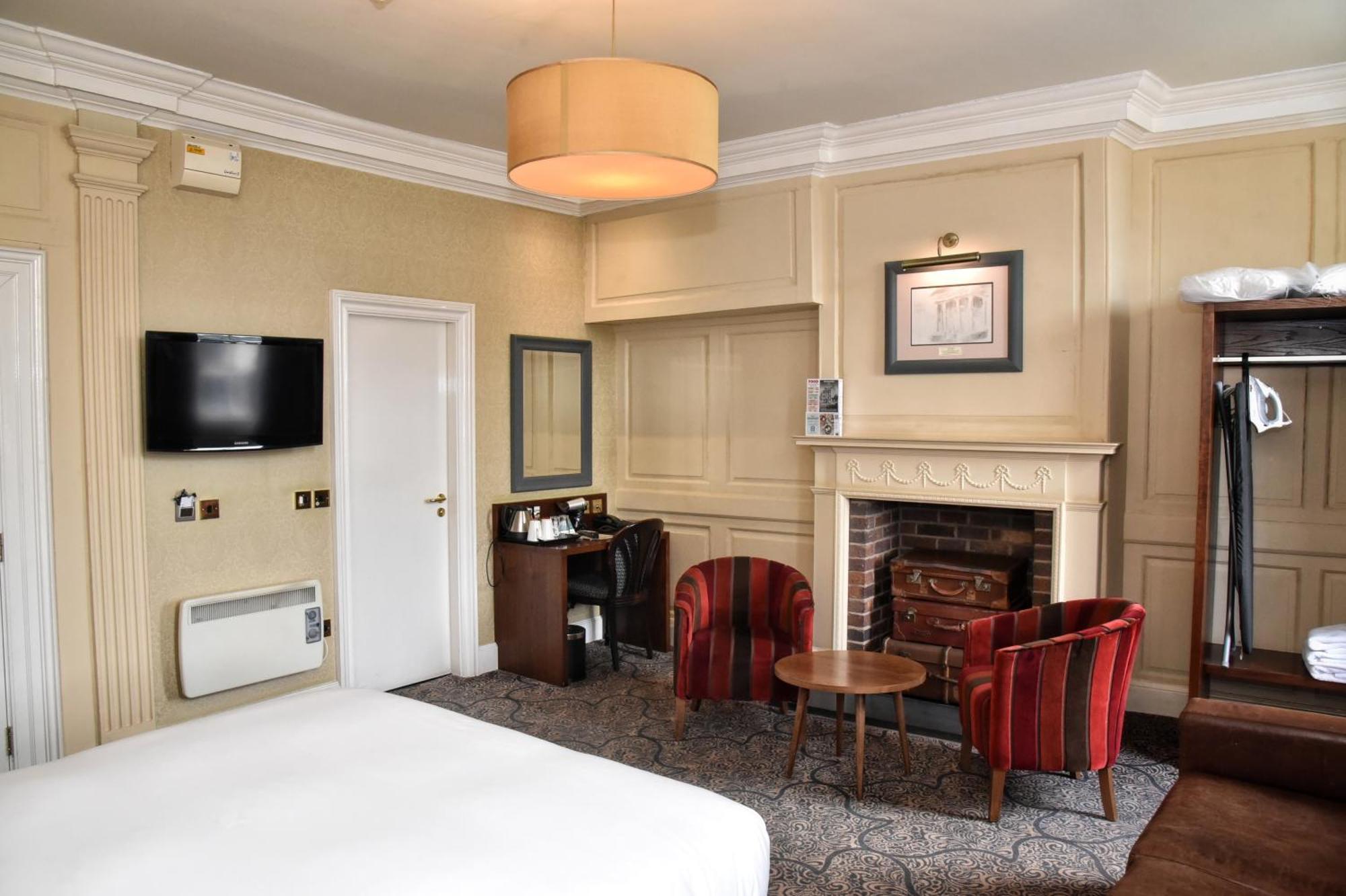 The Castle Hotel Wetherspoon รูธิน ภายนอก รูปภาพ