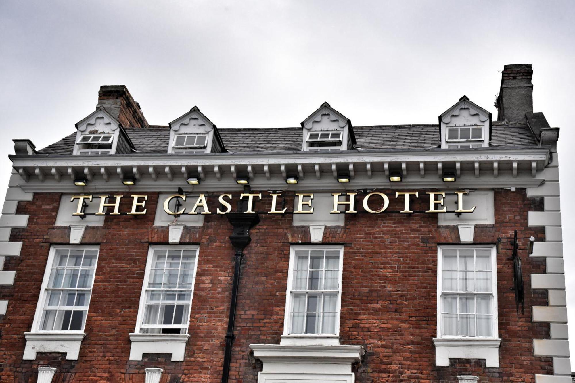 The Castle Hotel Wetherspoon รูธิน ภายนอก รูปภาพ