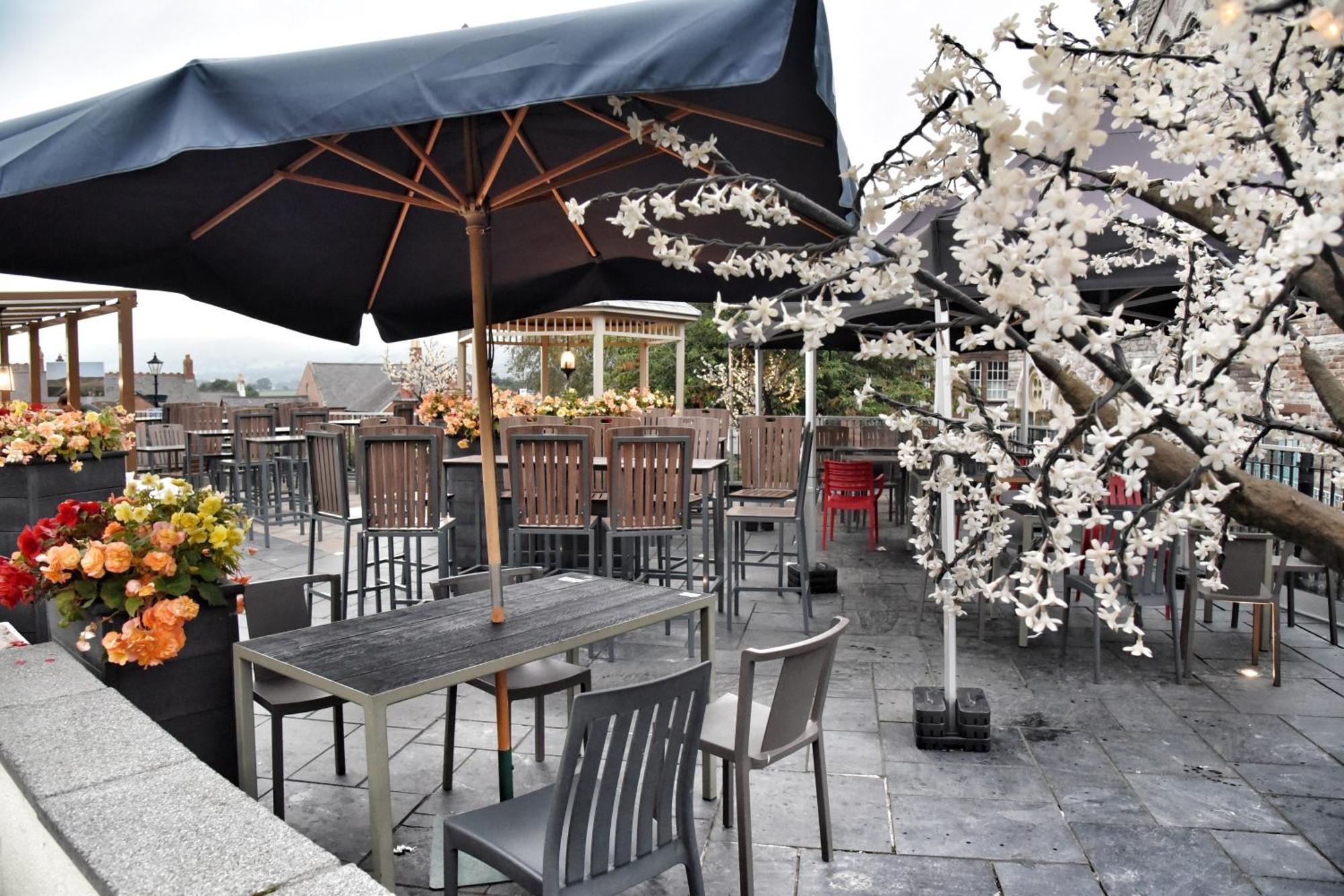 The Castle Hotel Wetherspoon รูธิน ภายนอก รูปภาพ