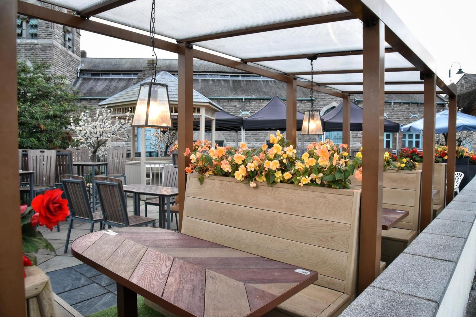 The Castle Hotel Wetherspoon รูธิน ภายนอก รูปภาพ