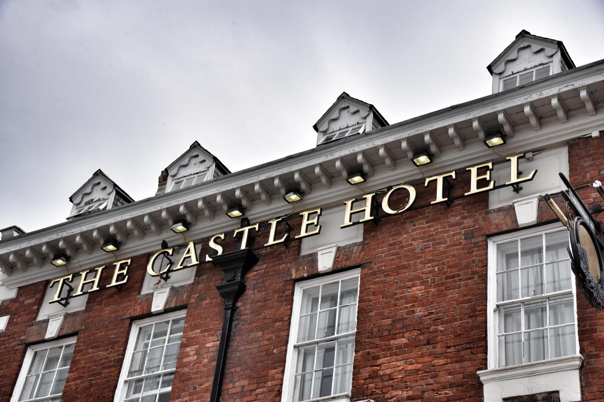 The Castle Hotel Wetherspoon รูธิน ภายนอก รูปภาพ