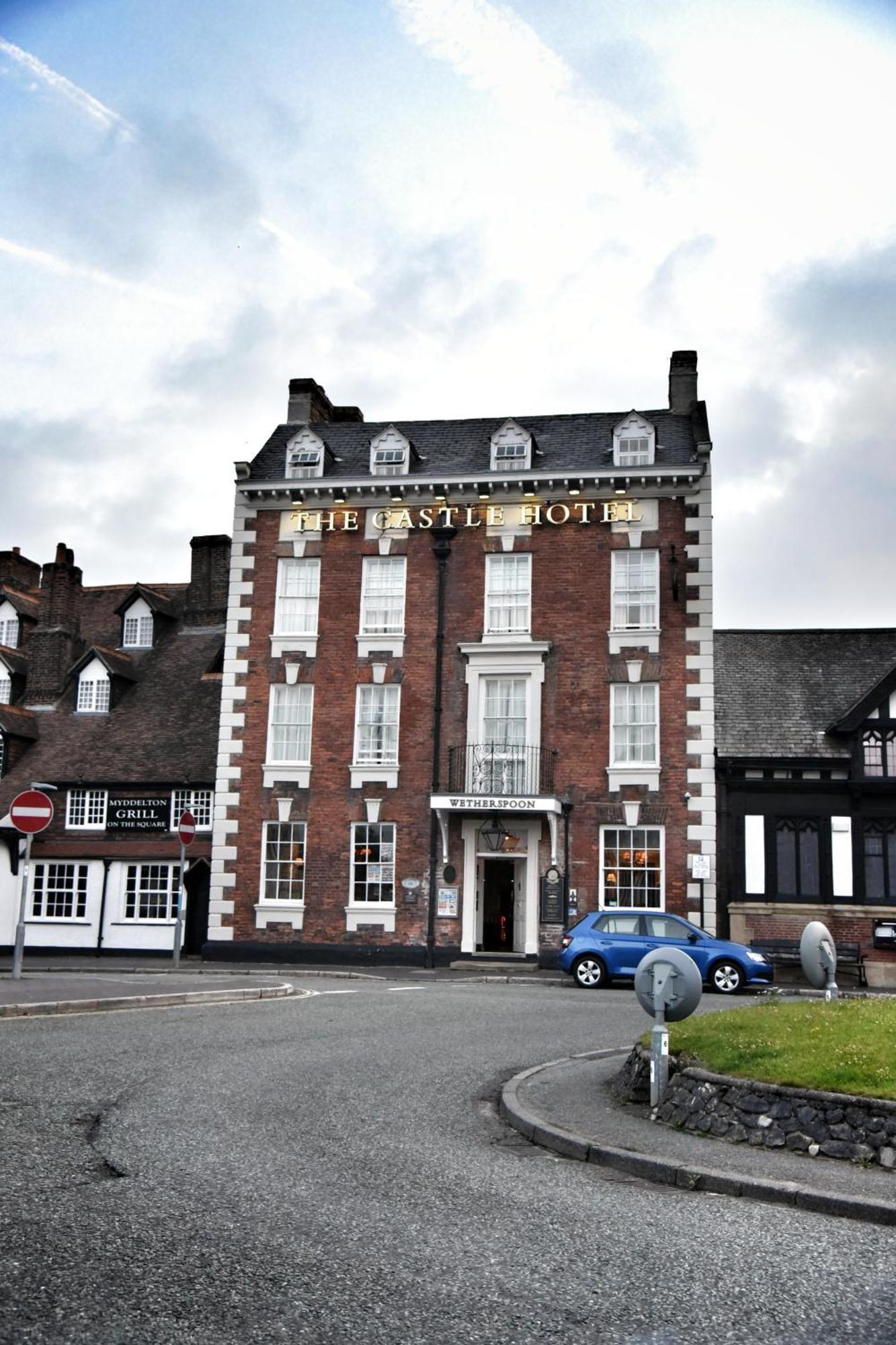 The Castle Hotel Wetherspoon รูธิน ภายนอก รูปภาพ