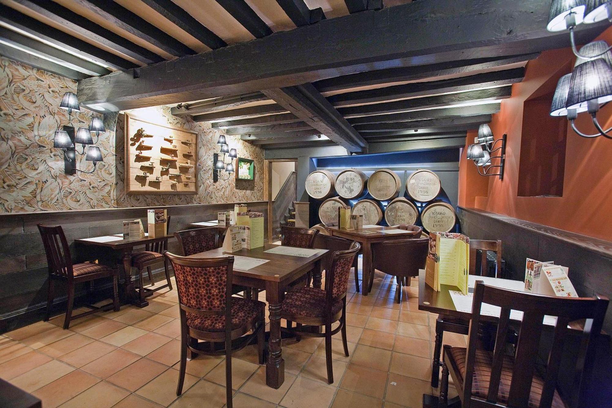 The Castle Hotel Wetherspoon รูธิน ภายนอก รูปภาพ
