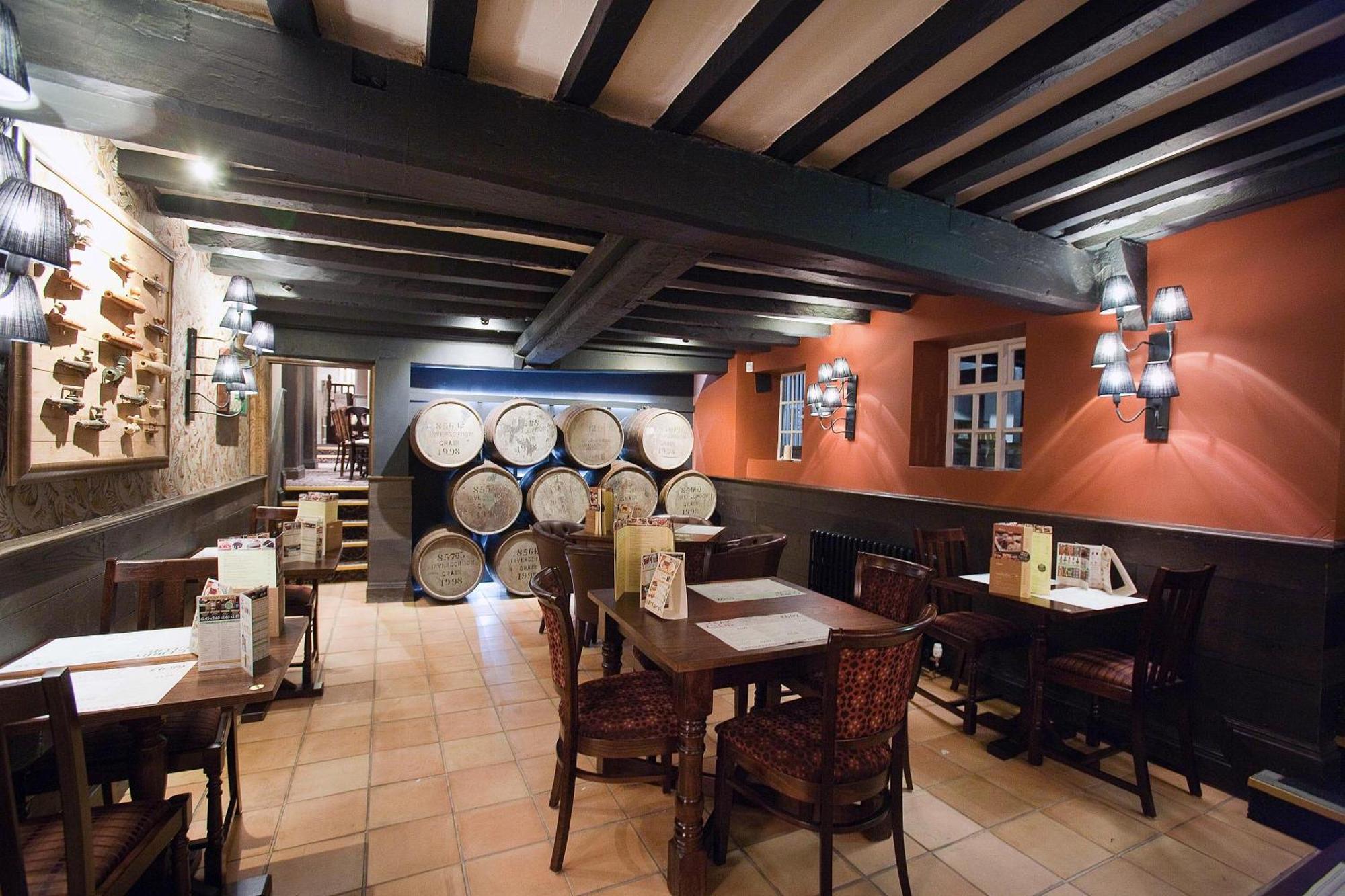 The Castle Hotel Wetherspoon รูธิน ภายนอก รูปภาพ
