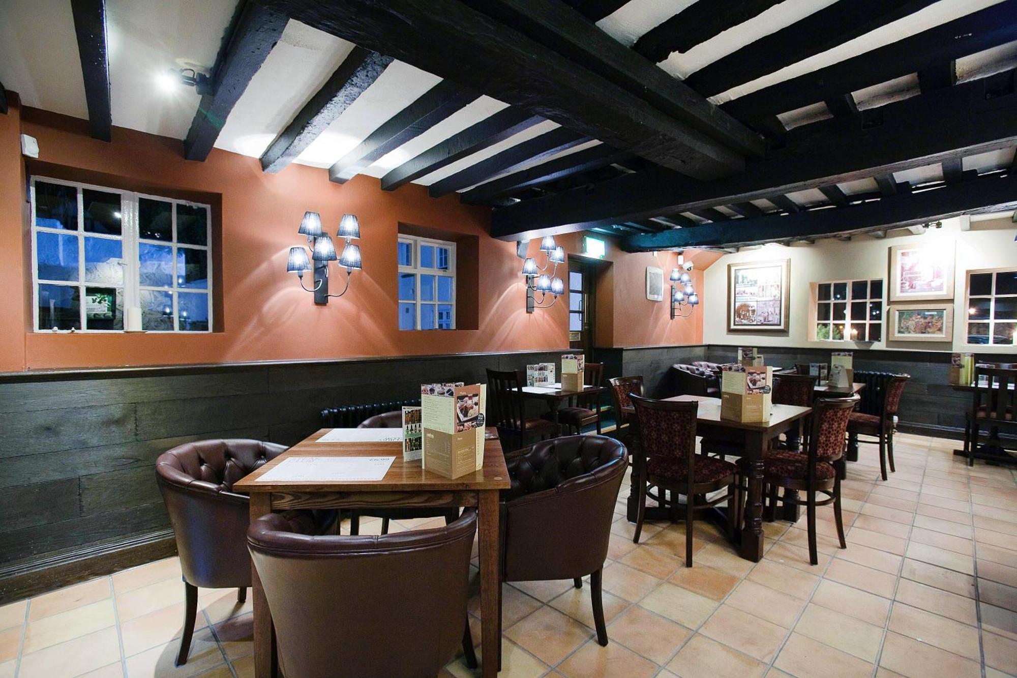 The Castle Hotel Wetherspoon รูธิน ภายนอก รูปภาพ