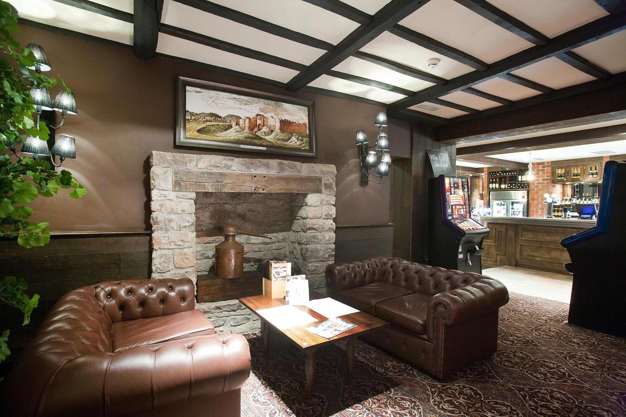 The Castle Hotel Wetherspoon รูธิน ภายนอก รูปภาพ