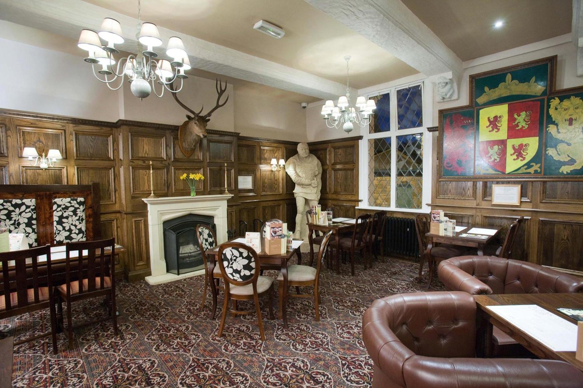 The Castle Hotel Wetherspoon รูธิน ภายนอก รูปภาพ