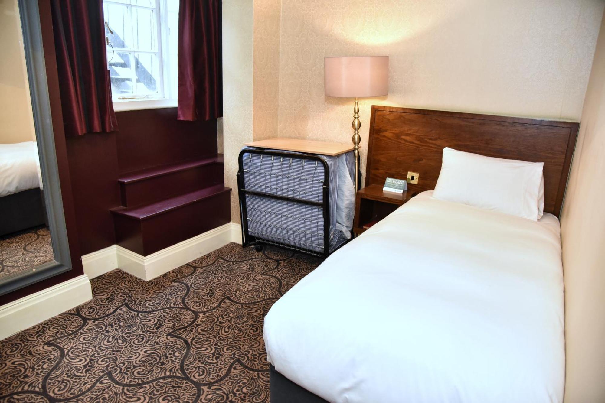 The Castle Hotel Wetherspoon รูธิน ภายนอก รูปภาพ