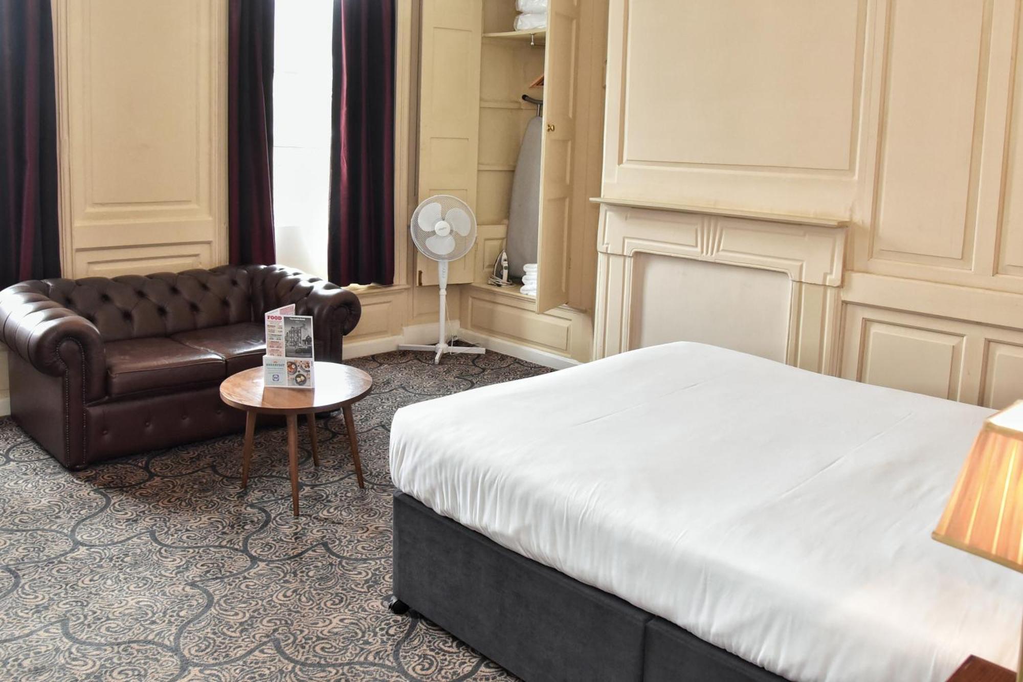 The Castle Hotel Wetherspoon รูธิน ภายนอก รูปภาพ