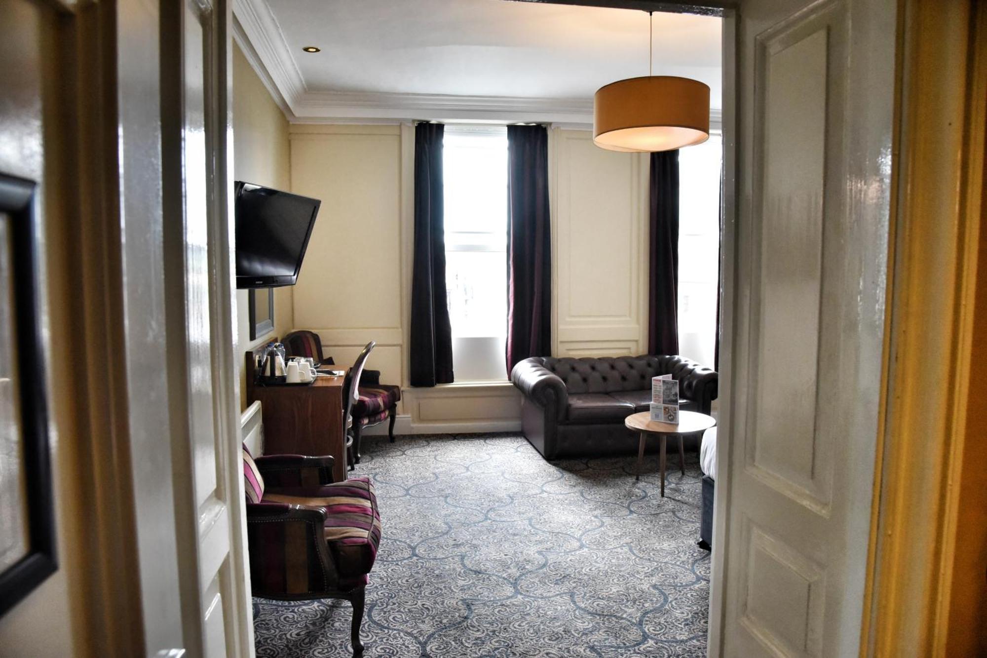 The Castle Hotel Wetherspoon รูธิน ภายนอก รูปภาพ