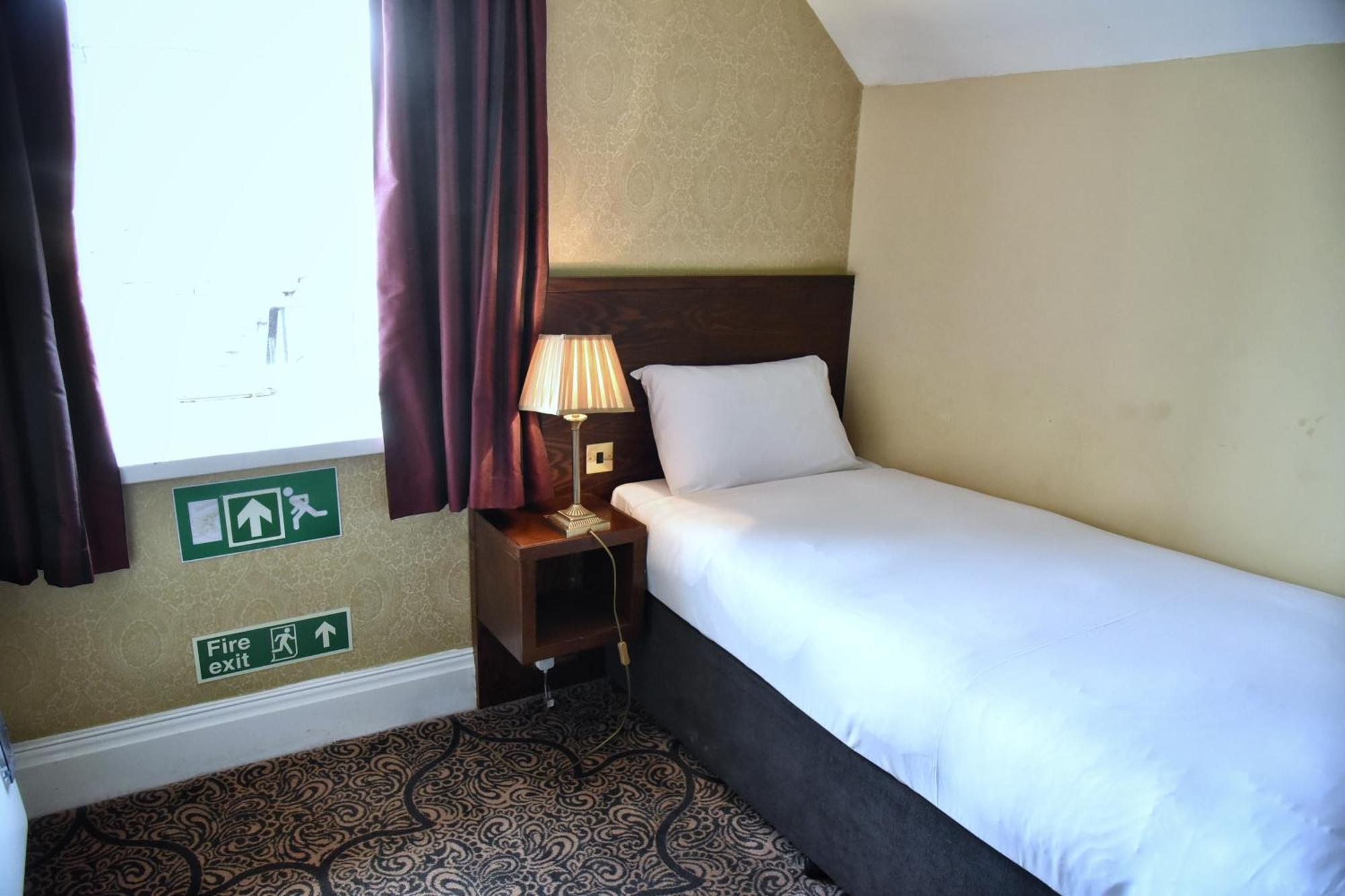The Castle Hotel Wetherspoon รูธิน ภายนอก รูปภาพ